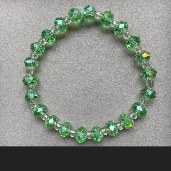 NWOT green crystal beaded elastic bracelet. - Picture 3 of 3